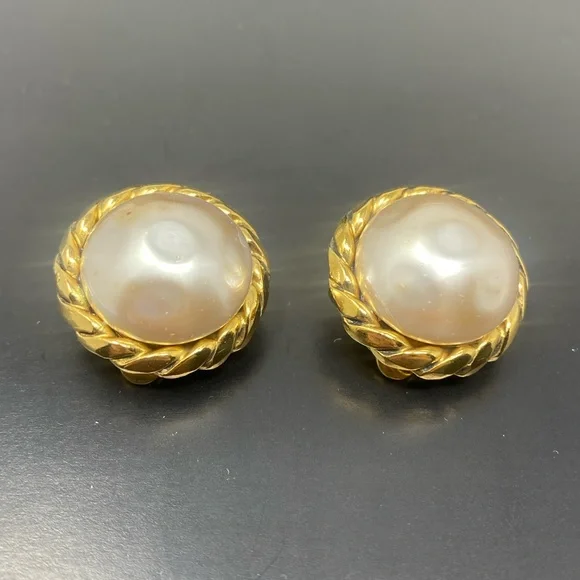 Chanel Vintage 1985 Gold Tone Faux Pearl Clip Earrings - Picture 3 of 16